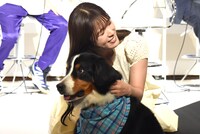 ボナ（手前）に選ばれ、うれしそうな表情で抱きしめる渋谷凪咲（奥）