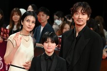 左から柴咲コウ、三浦綺羅、綾野剛
