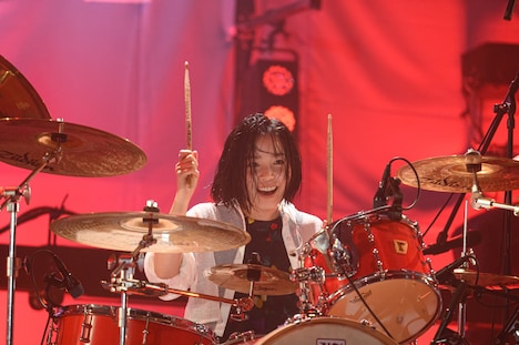 Netflixシリーズ「グラスハート」より、宮崎優演じる西条朱音