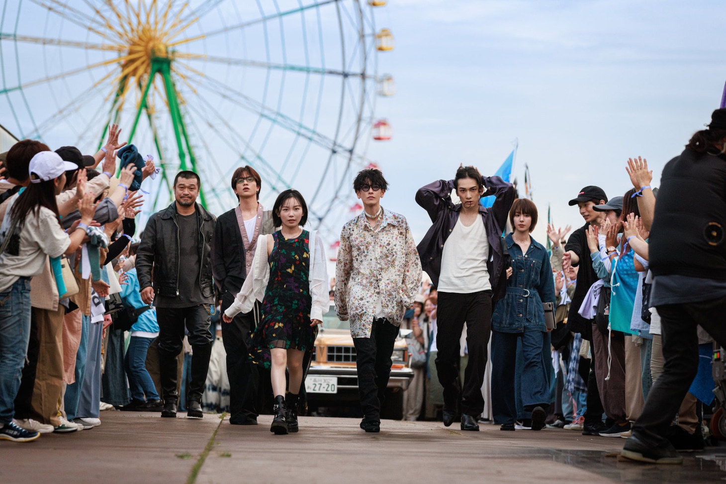 Netflixシリーズ「グラスハート」より、ライブ会場に向かうTENBLANK