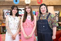 「ギャン泣きくん」スタジオパートより、左から田辺桃子、藤田ニコル、熊元プロレス