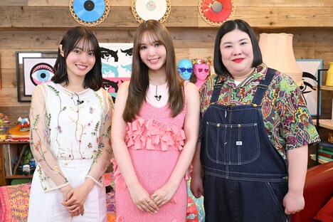 「ギャン泣きくん」スタジオパートより、左から田辺桃子、藤田ニコル、熊元プロレス