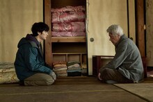 「生きがい IKIGAI」より、信三（鹿賀丈史）のもとを訪れたボランティアの青年（小林虎之介）