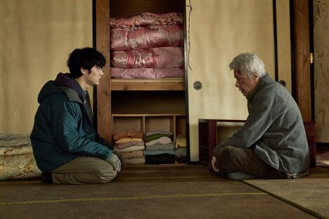 「生きがい IKIGAI」より、信三（鹿賀丈史）のもとを訪れたボランティアの青年（小林虎之介）