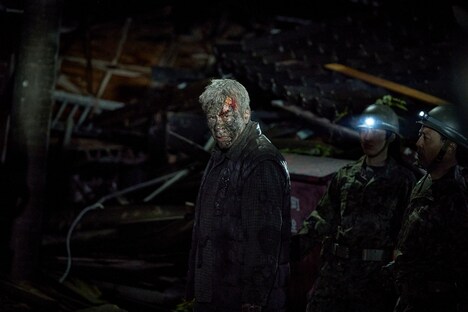 「生きがい IKIGAI」より、被災した家から救出された信三（鹿賀丈史）