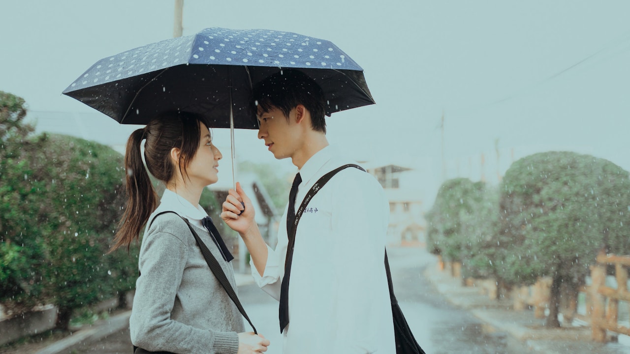 「劇場版 時をかける愛」場面写真。左からアリス・クー（柯佳嬿）、シュー・グァンハン（許光漢）