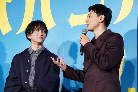板垣李光人（左）への愛を語る吉沢亮（右）