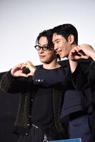 一緒にハートマークを作るイ・ジェフン（右）とク・ギョファン（左）