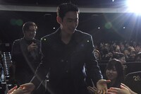 ファンと交流するイ・ジェフン