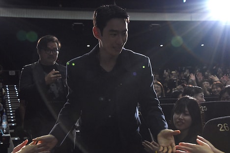 ファンと交流するイ・ジェフン