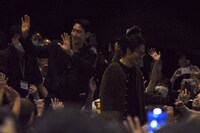 客席のすぐ横を通るイ・ジェフン（中央左）とク・ギョファン（中央右）