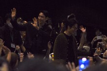 客席のすぐ横を通るイ・ジェフン（中央左）とク・ギョファン（中央右）