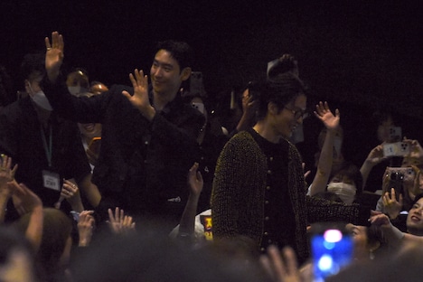 客席のすぐ横を通るイ・ジェフン（中央左）とク・ギョファン（中央右）