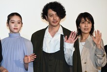 左から高石あかり、オダギリジョー、松たか子