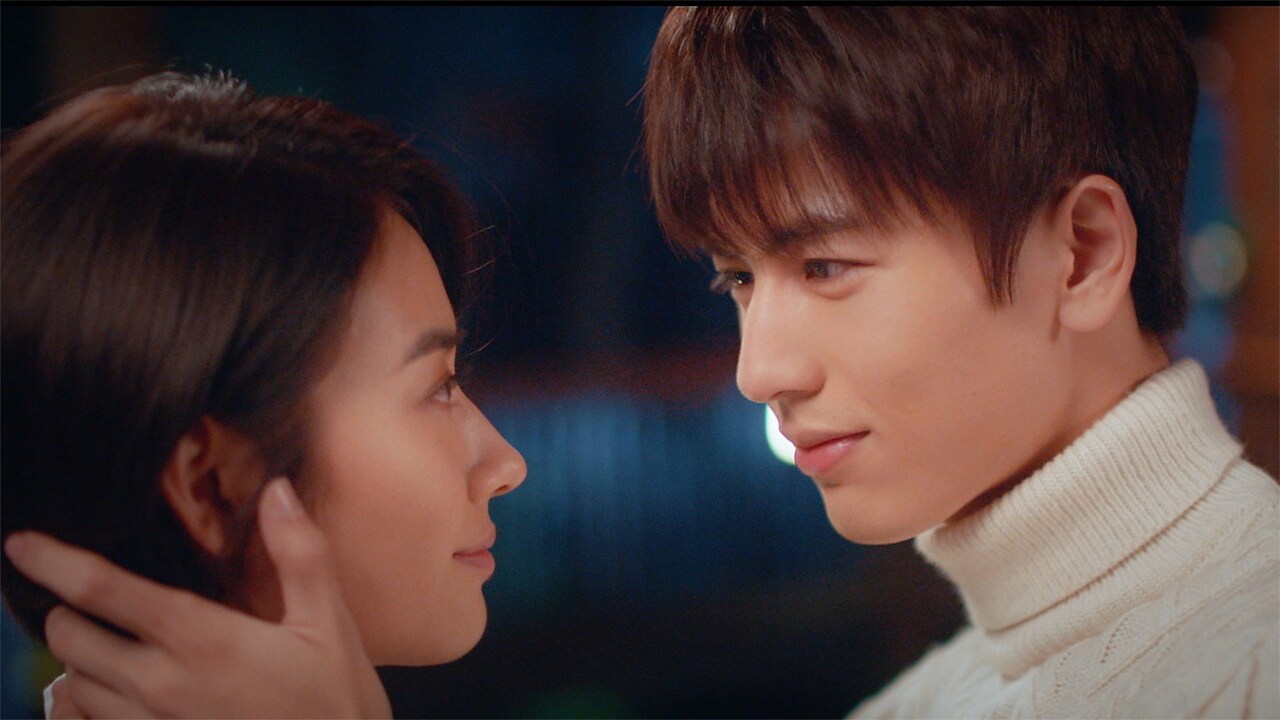 左からファン・シュアイチー（范帥琦）演じる関千雅、ジャン・リンホー（張凌赫）演じる許念