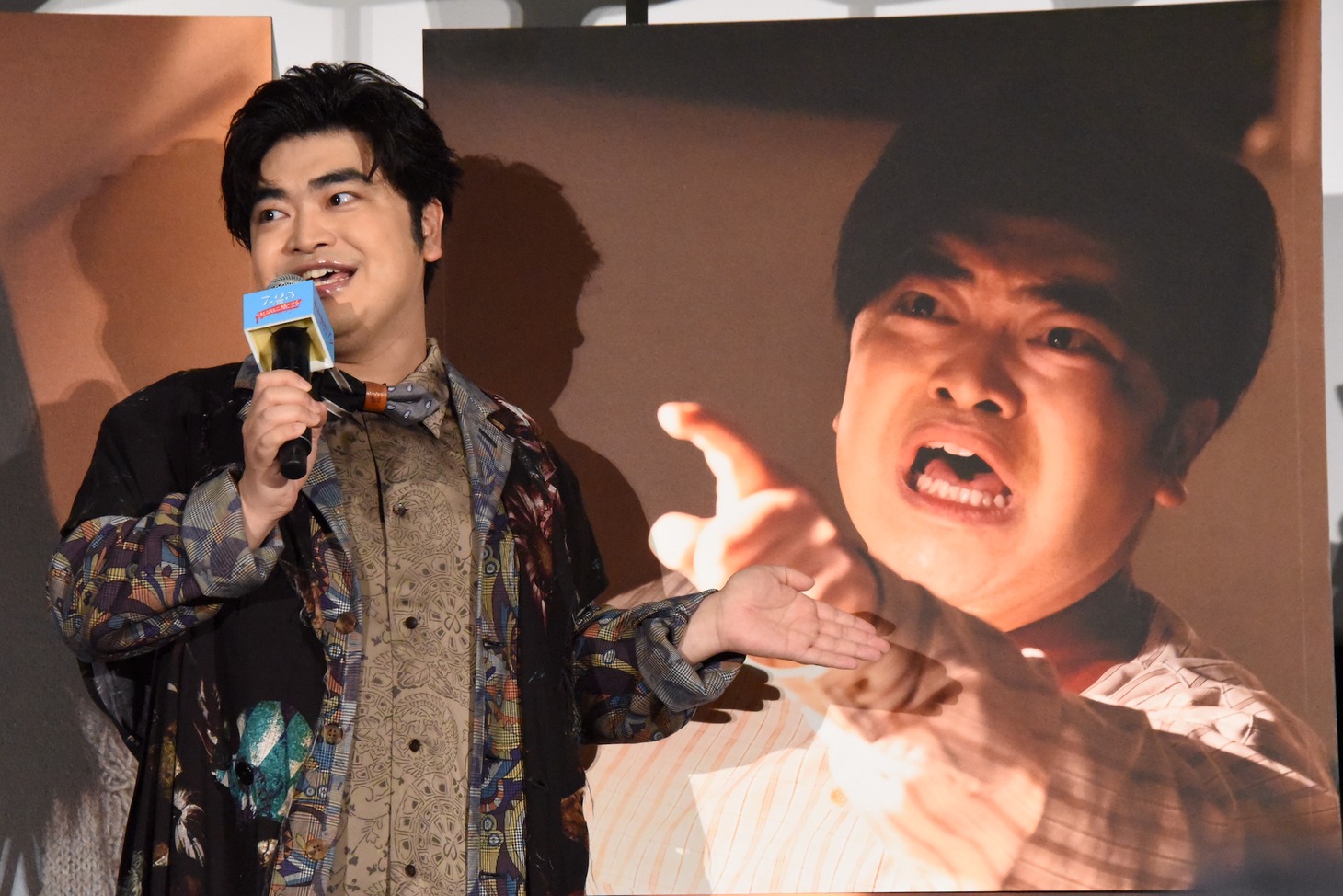 自身のリアクションを切り取った写真を紹介する加藤諒