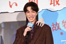 「事故物件ゾク 恐い間取り」完成披露試写会イベントにて、肩に白い手を置かれた渡辺翔太