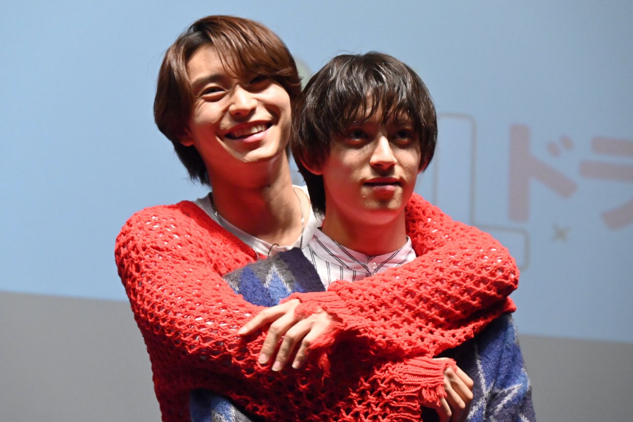 阿久津仁愛にバックハグをする阿部顕嵐