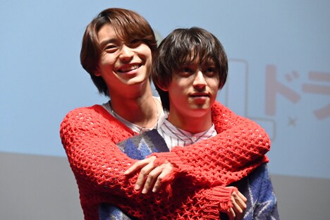 阿久津仁愛にバックハグをする阿部顕嵐