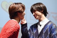 阿部顕嵐にあごクイをする阿久津仁愛