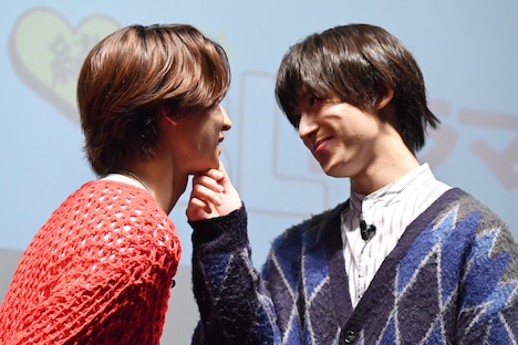 阿部顕嵐にあごクイをする阿久津仁愛