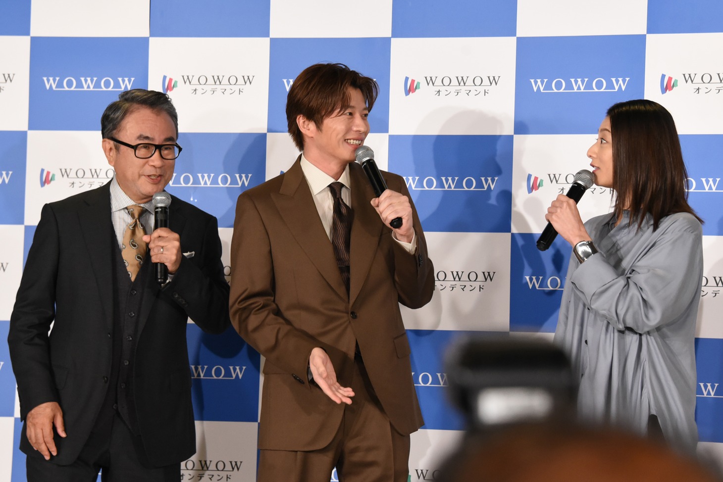 左から三谷幸喜、田中圭、小池栄子