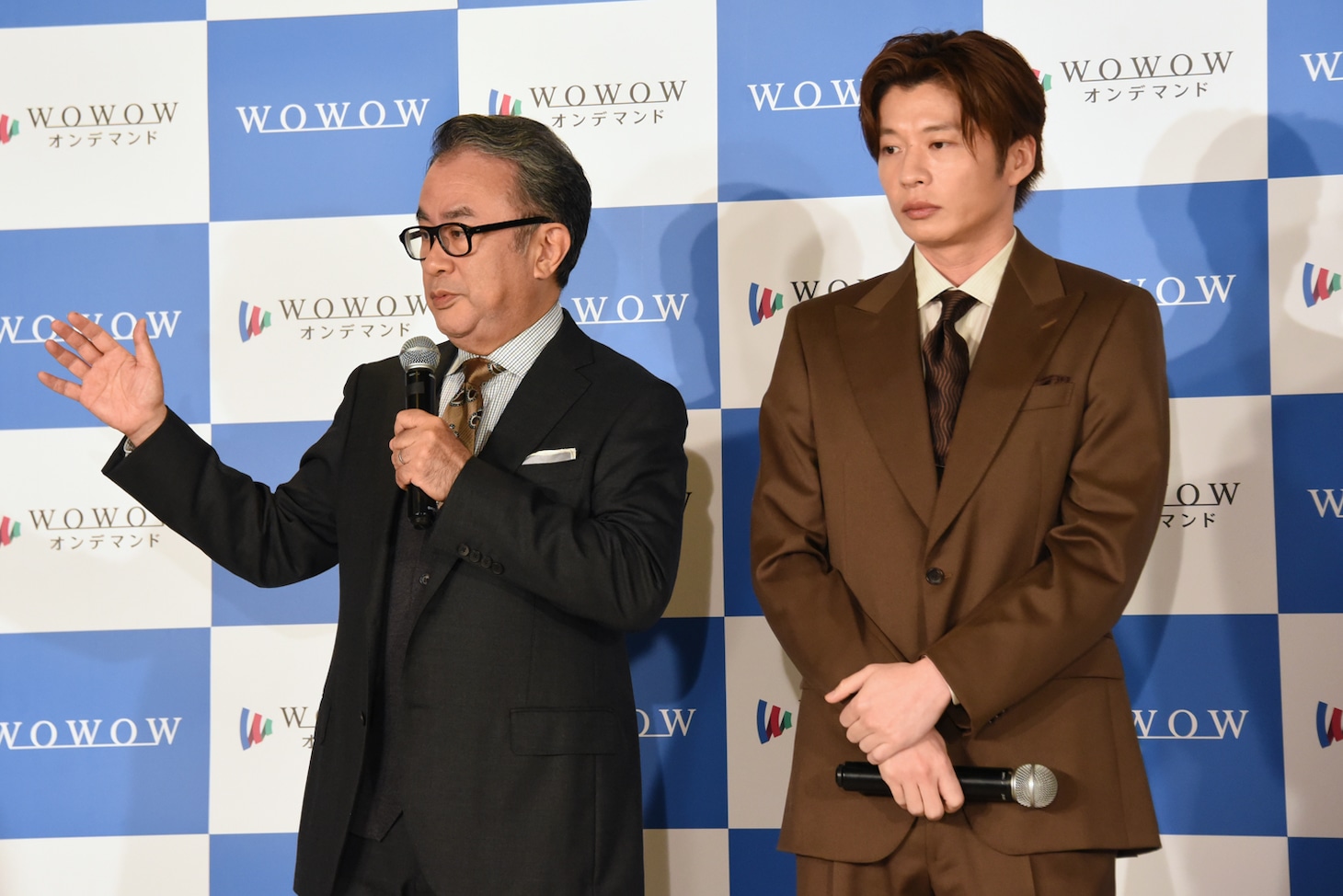 左から三谷幸喜、田中圭