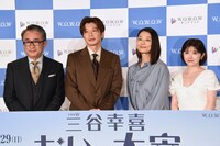 「ドラマW 三谷幸喜『おい、太宰』」完成報告会の様子。左から三谷幸喜、田中圭、小池栄子、宮澤エマ