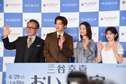 「ドラマW 三谷幸喜『おい、太宰』」完成報告会の様子。左から三谷幸喜、田中圭、小池栄子、宮澤エマ