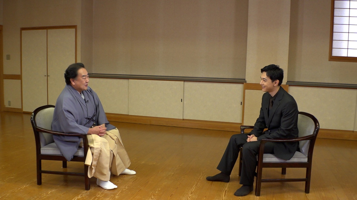 「『スイッチインタビュー』吉沢亮×四代目中村鴈治郎」より、吉沢亮（右）と中村鴈治郎（左）