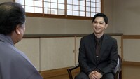 「『スイッチインタビュー』吉沢亮×四代目中村鴈治郎」より、吉沢亮（奥）と中村鴈治郎（手前）