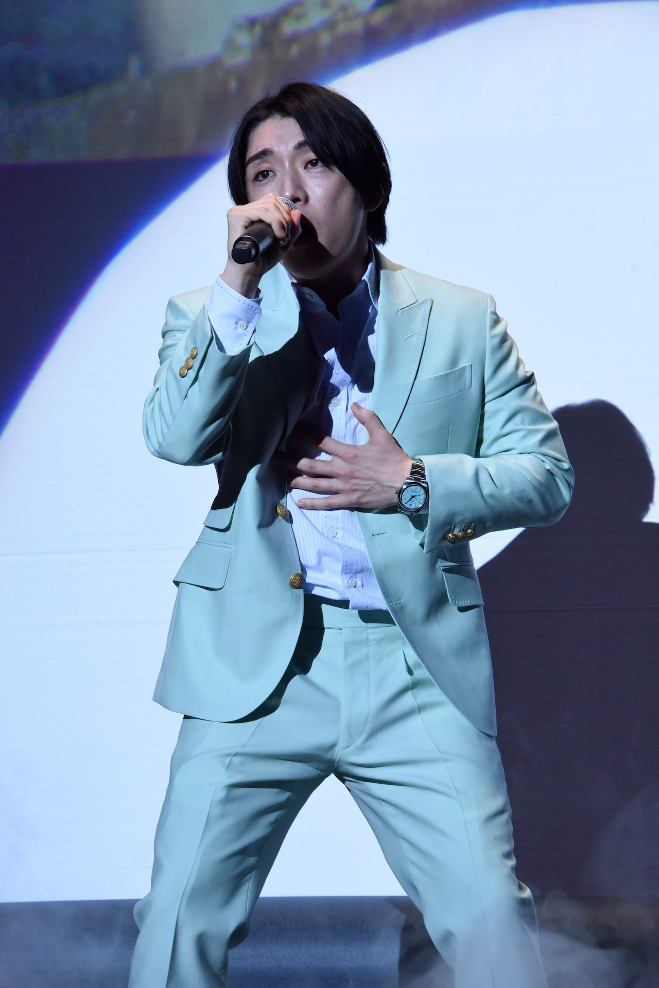 楽曲「I need you」を生披露するSYOTA