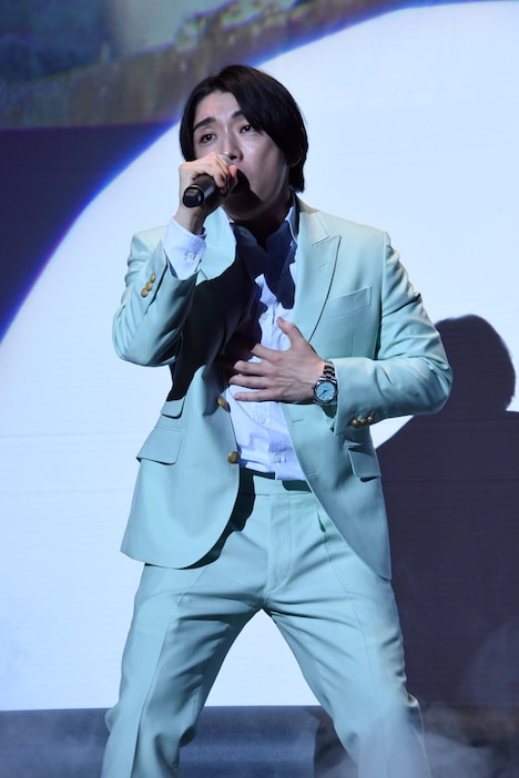 楽曲「I need you」を生披露するSYOTA