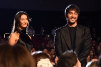客席の近くを通って登場した阿部寛（右）と菜々緒（左）