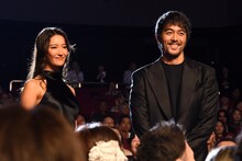 客席の近くを通って登場した阿部寛（右）と菜々緒（左）