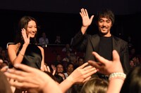 観客に手を振る阿部寛（右）と菜々緒（左）