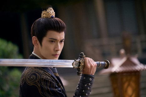 シュー・ジェンシー（徐正溪）演じる裴琰。ヒロインを刺客から守り世話をする優しく善良な姿の裏に、野心家の一面を隠している
