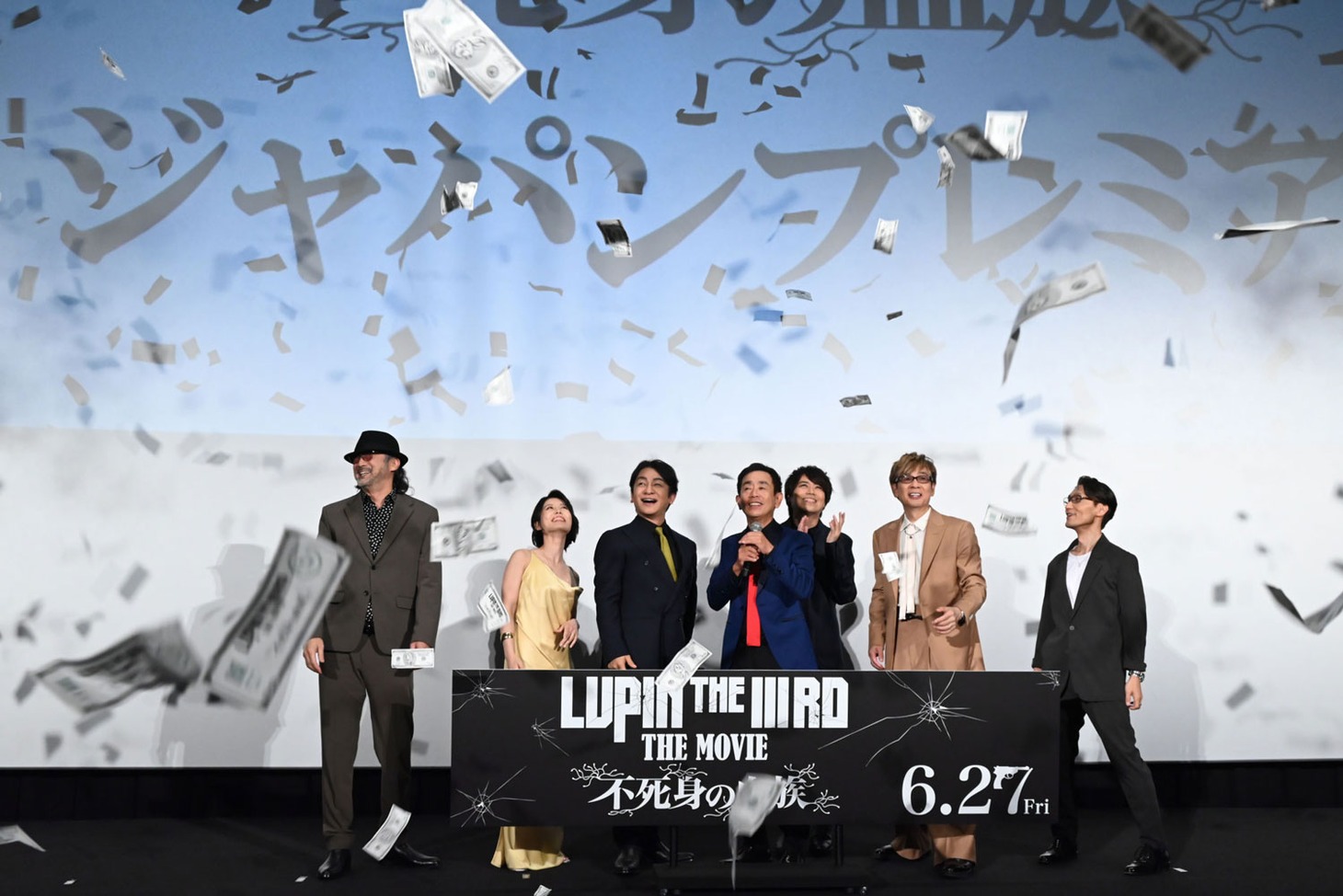 舞台挨拶の演出で、札束を模した紙吹雪が舞う様子