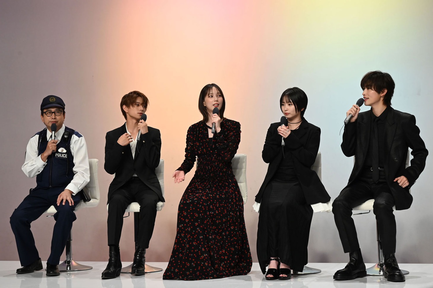 エピソードトークで盛り上がる4人に対し、ツッコむタイミングを見計らうおいでやす小田（左）