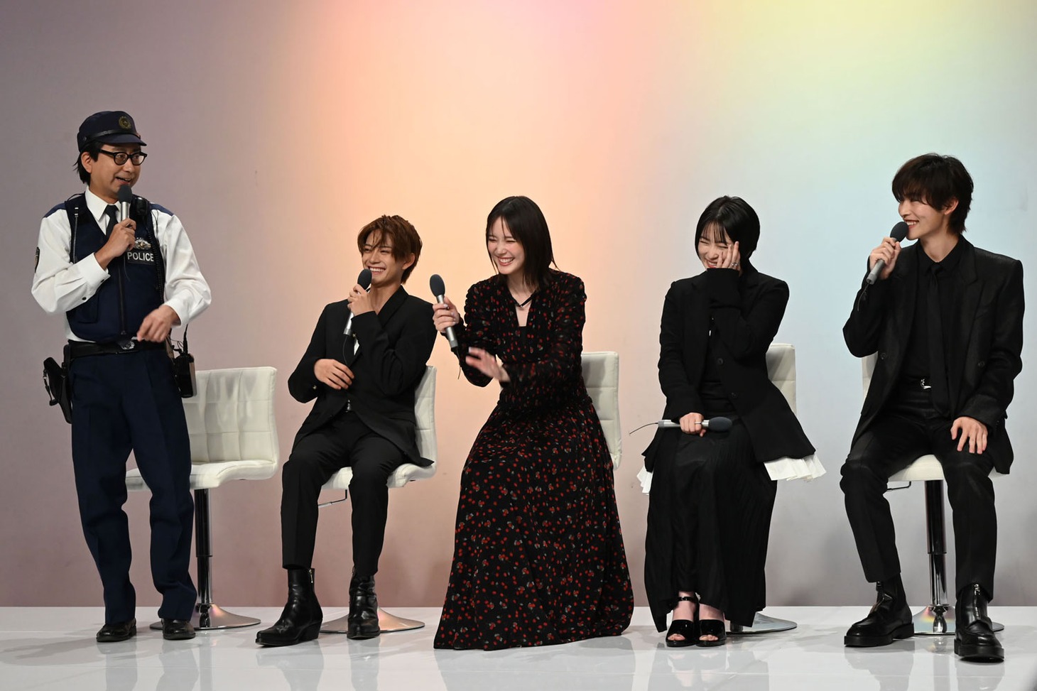 盛り上がる4人に対し、痺れを切らすおいでやす小田（左）