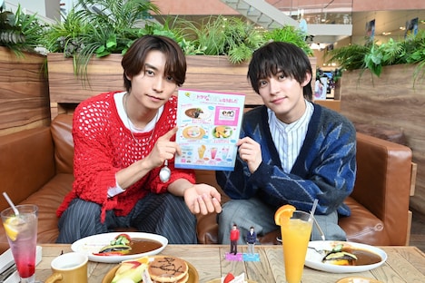 コラボカフェを訪れた阿部顕嵐（左）と阿久津仁愛（右）