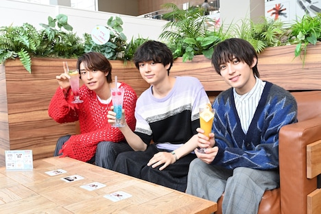 コラボカフェ訪問の様子。左から阿部顕嵐、ルイ、阿久津仁愛