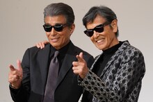 「あぶない刑事」舞台挨拶に参加した舘ひろし（左）、柴田恭兵（右）