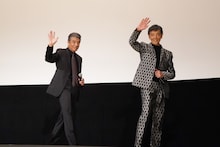 手を振って退場する舘ひろし（左）、柴田恭兵（右）