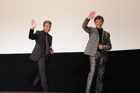 手を振って退場する舘ひろし（左）、柴田恭兵（右）