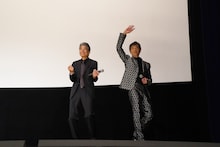 退場する舘ひろし（左）、柴田恭兵（右）