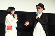左から鈴木唯、リリー・フランキー