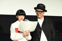 映画「ルノワール」公開記念舞台挨拶より、原稿用紙に書いた手紙を読む鈴木唯（左）