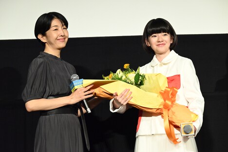 左から早川千絵、鈴木唯