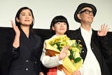 左から石田ひかり、鈴木唯、リリー・フランキー